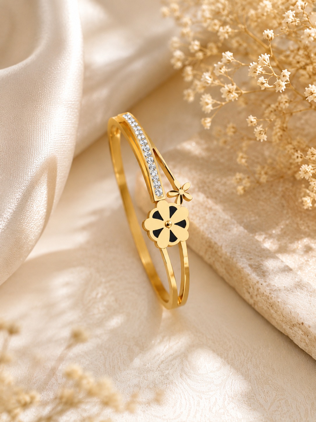 LYXORA gold plated bracelet collection item